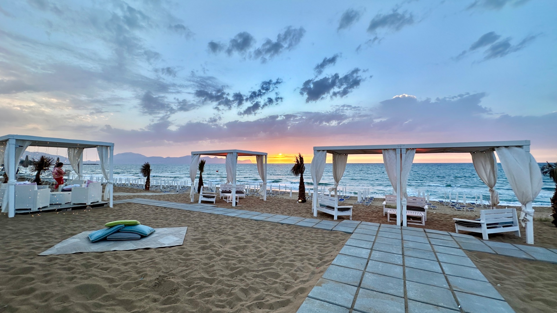 Mamaita's Club & Étterem & Strandoló hely